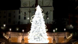 Roma, piazza di Spagna si illumina: arriva l’albero di Natale con 300mila luci