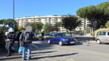Roma, attraversa la strada e viene investito da un’automobilista a Serpentara (FOTO)