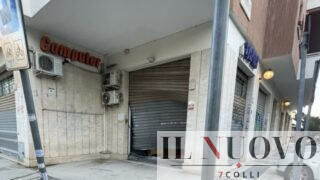 Roma, auto ariete contro un negozio di informatica a Talenti: ladri fuggiti (FOTO)