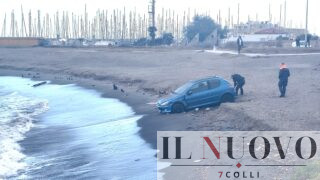 Ostia, si “infratta” sulla spiaggia e viene derubato: perde il controllo dell’auto e resta incastrato