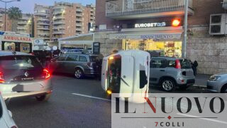 Roma, auto ribaltata in via Ugo Ojetti: traffico paralizzato