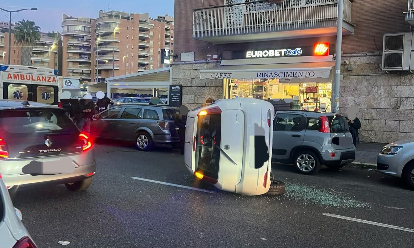 Auto ribaltata a Roma
