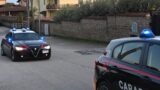 Evade dai domiciliari nascondendosi nel bagagliaio dell’auto della moglie: fuga finita dopo appena due chilometri
