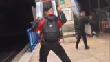 Roma, vengono scoperti a rubare nella metro: borseggiatori aggrediscono con sassate e un bastone la troupe di ‘Fuori dal coro’ (VIDEO)
