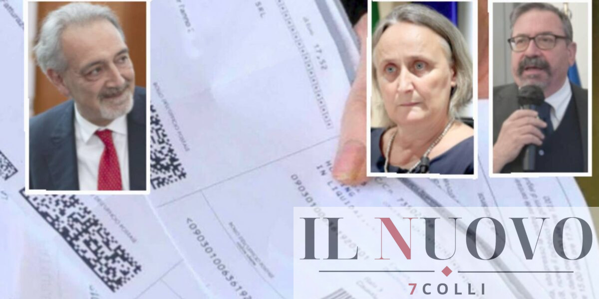 Roma, sullo sfondo una cartella 'pazza' della Tari, in primo piano il governatore Rocca, l'assessore Alfonsi e il presidente di Ama, Manzi