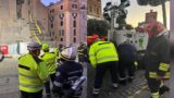 Roma, crollo parziale Torre dei Conti: in corso le operazioni di salvataggio dell’operaio, arrivano le torri faro (FOTO)