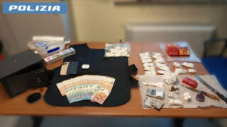 Fiumicino, vicini… in affari: trasformano il pianerottolo in supermarket della droga (con la complicità della mamma), 2 arresti