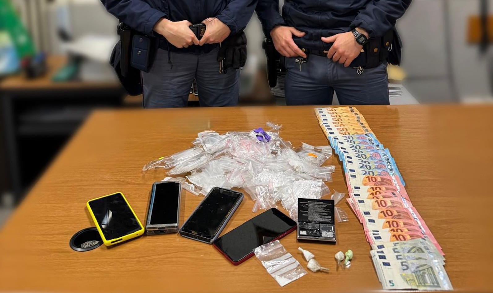Droga soldi e telefoni sequestrati