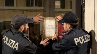 Roma, chiuso il locale della movida a Trastevere: titolare e clienti (ubriachi) cercano di fermare i poliziotti
