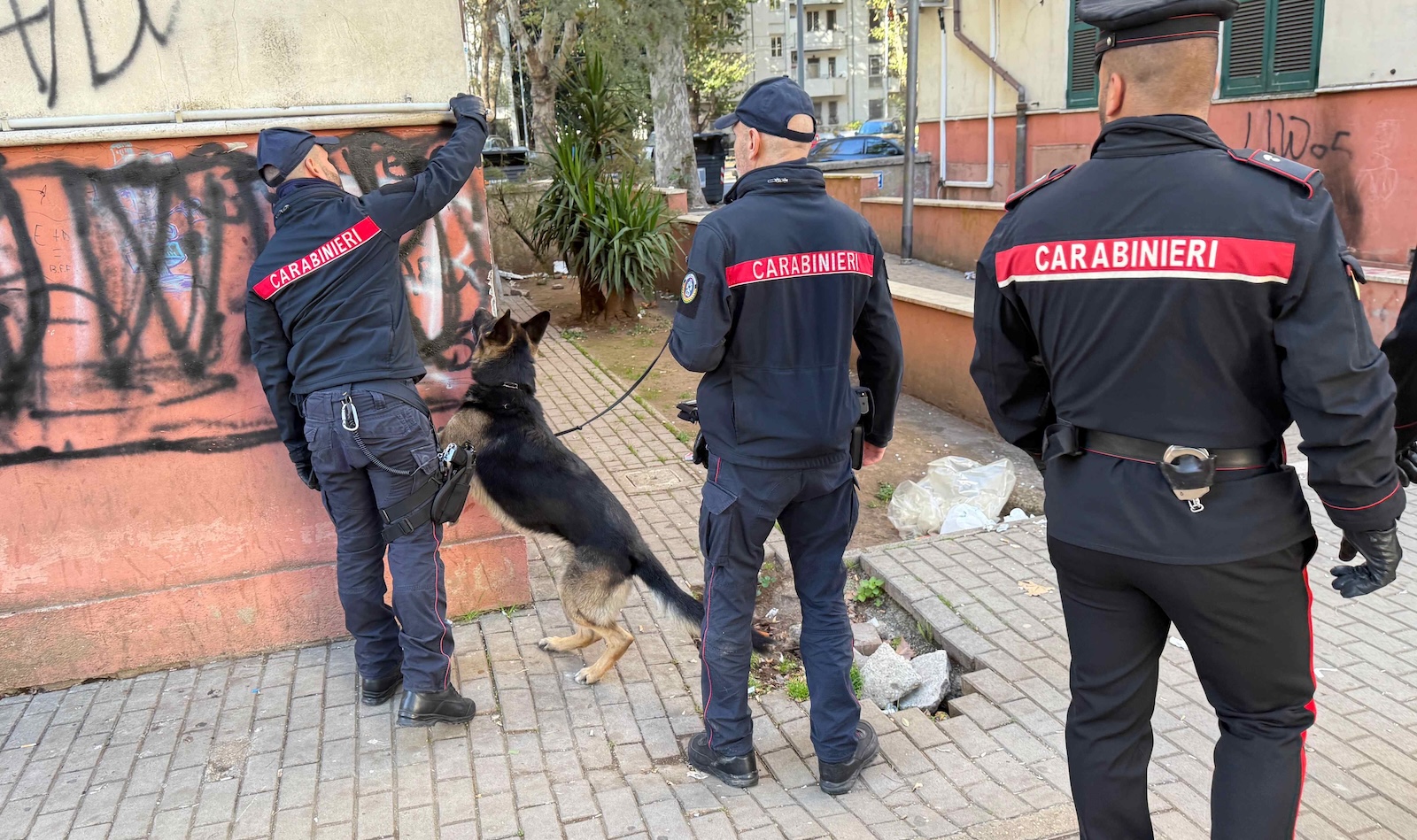 I Carabinieri durante i controlli antidroga al Quarticciolo