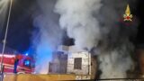 Roma, incendio in un magazzino sulla Casilina: 9 squadre dei Vigili del Fuoco a lavoro (FOTO)