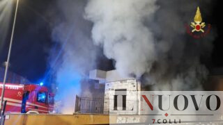 Roma, incendio in un magazzino sulla Casilina: 9 squadre dei Vigili del Fuoco a lavoro (FOTO)