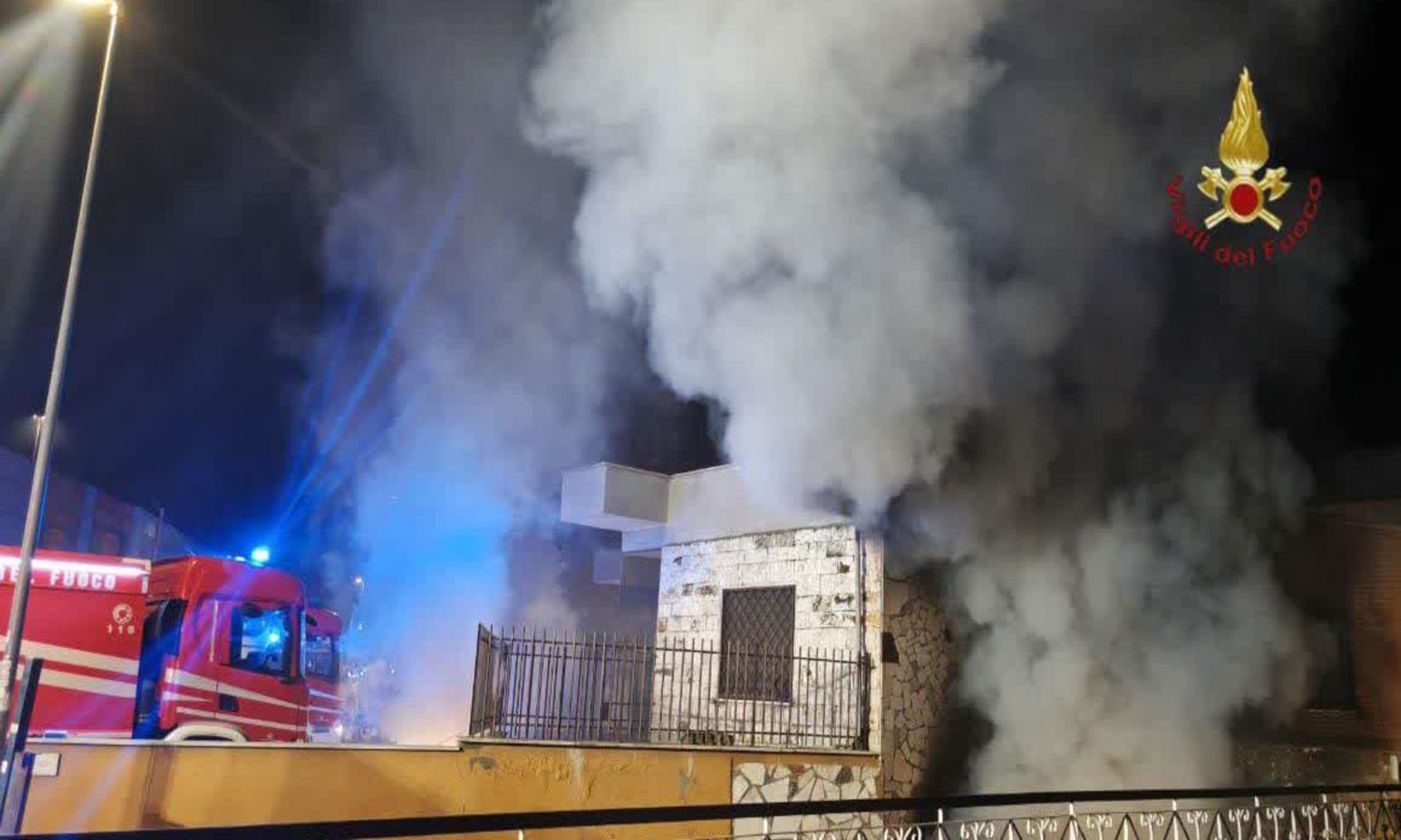 Incendio in un capannone a Roma