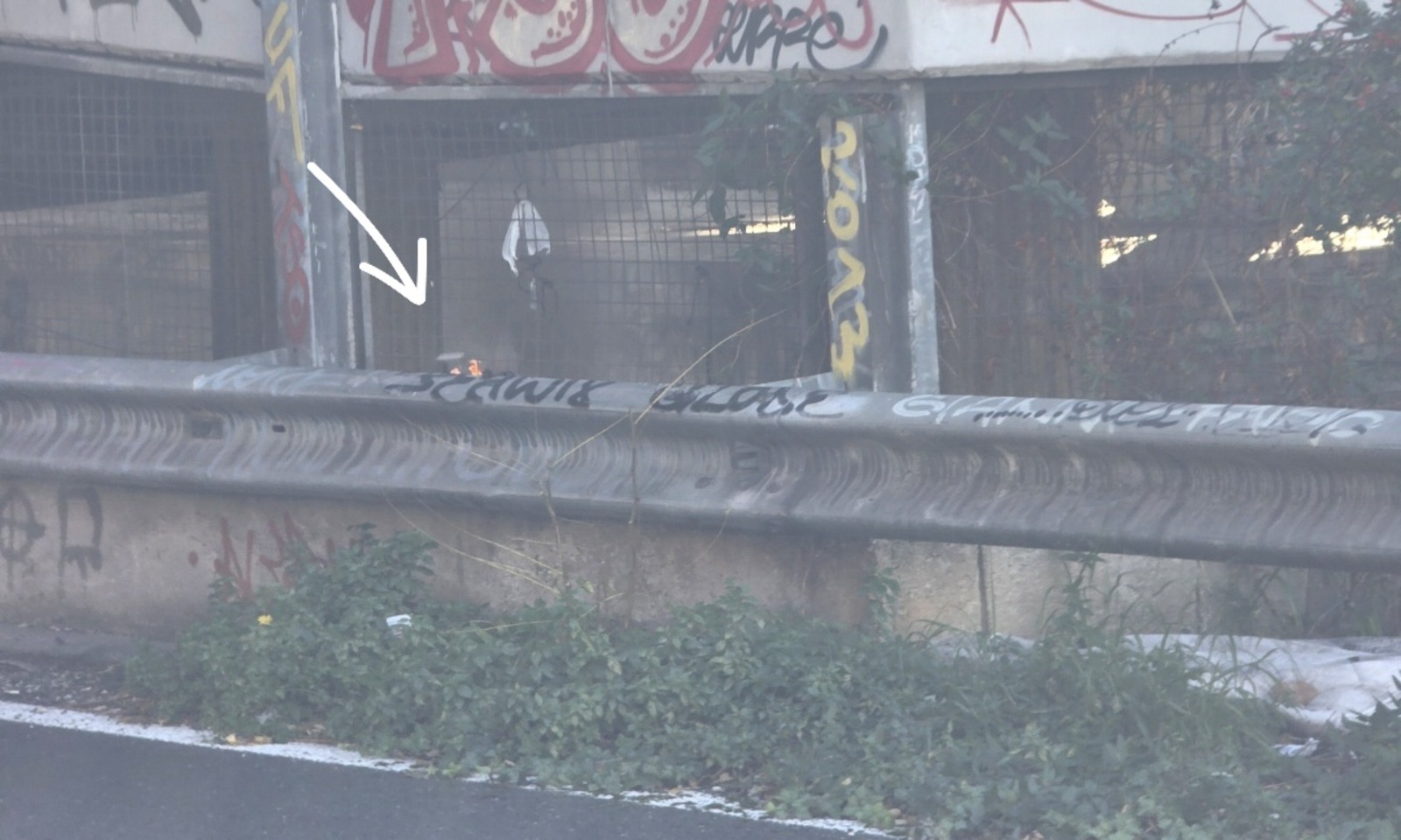 Incendio rifiuti al Viadotto dei Presidenti a Roma