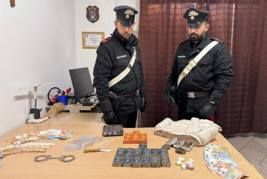 La droga e il denaro sequestrati dai Carabinieri