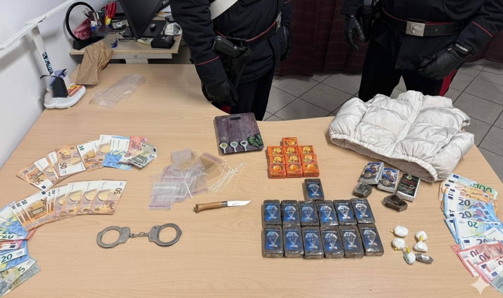 La droga e il denaro sequestrati dai Carabinieri