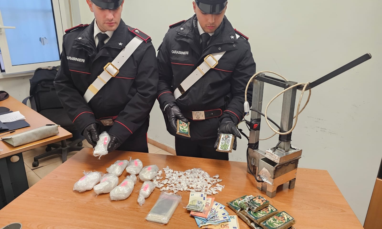 La droga sequestrata dai Carabinieri a Mentana e Capena