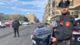 Ostia, maxi operazione antidroga dei Carabinieri a piazza Gasparri, elicotteri e unità cinofile in azione