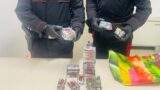 Fiumicino, arrestato 22enne: trasportava 2,5 kg di droga in auto