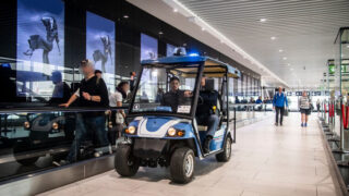 Fiumicino, non riesce a rubare e… si arrabbia: prima le minacce con un cacciavite, poi calci e pugni ai poliziotti