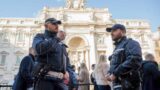 Roma, in due sul monopattino, davanti la paletta della Polizia Locale reagiscono picchiando gli agenti: denunciati