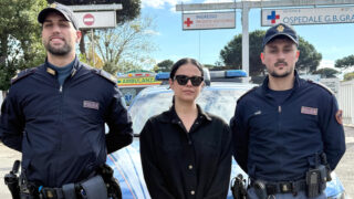 Roma, “Voglio farla finita”: corre tra auto in corsa sul GRA dopo l’incidente, salvato da due poliziotti