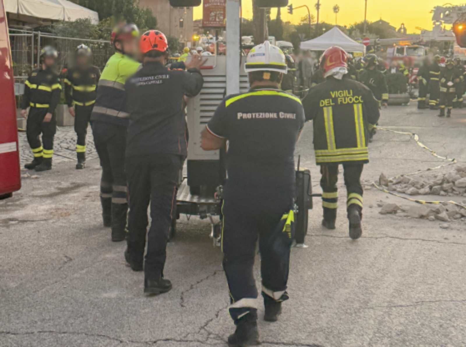 Roma, via Cavour, i soccorritori al lavoro - www.7colli.it