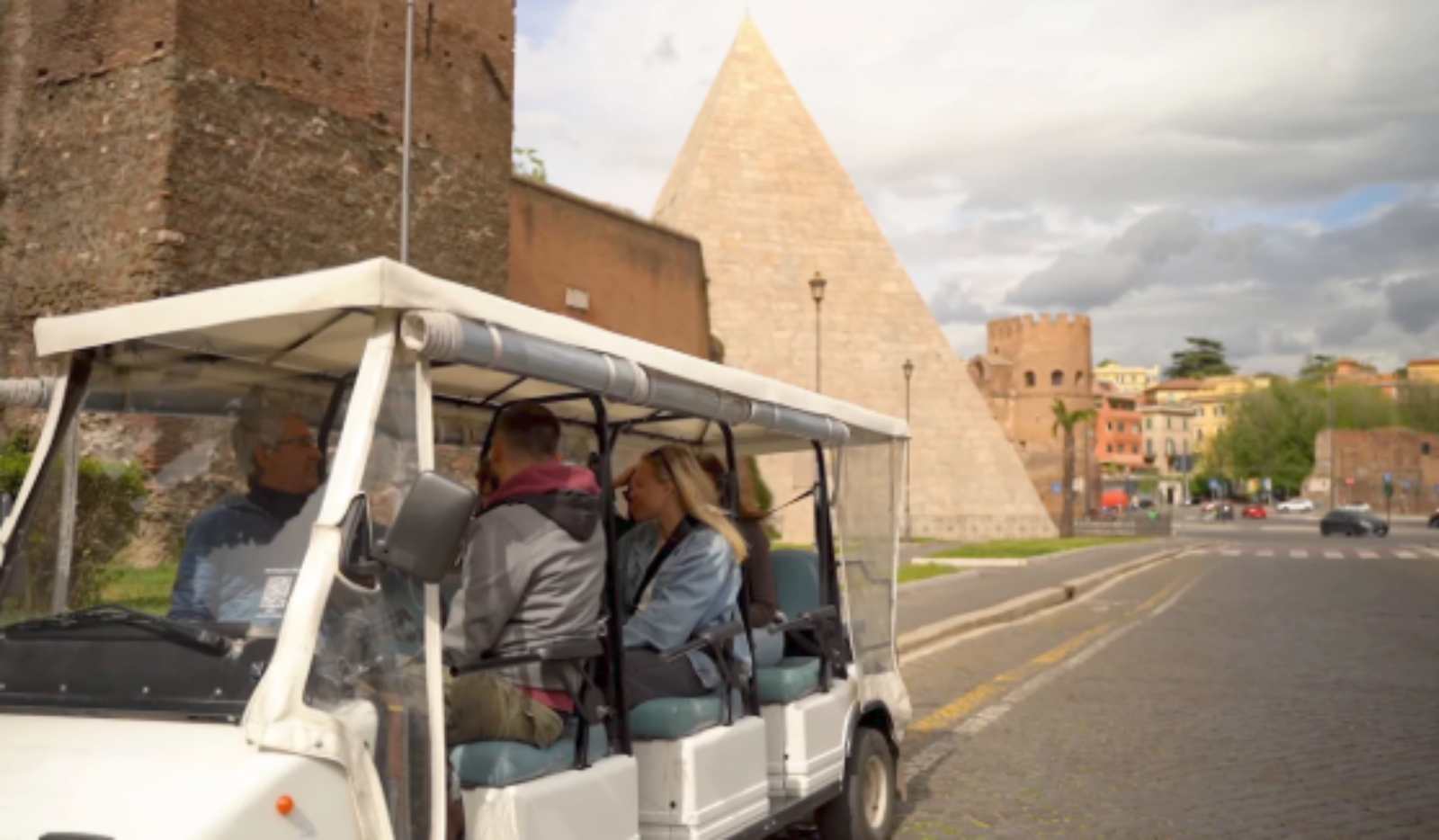 Roma, una golf car a Piramide