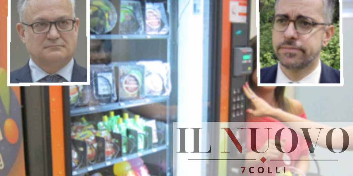 Roma, sullo sfondo un classico distributore automatico, in primo piano il sindaco Gualtieri e il suo braccio destro in Città Metropolitana Pierluigi Sanna