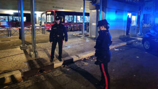 Ostia, furiosa rissa tra stranieri davanti alla stazione centrale: 3 feriti, 2 sono gravi