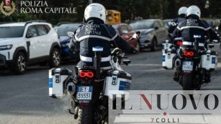 Roma, guida contromano in piazza Venezia senza patente, revisione e assicurazione