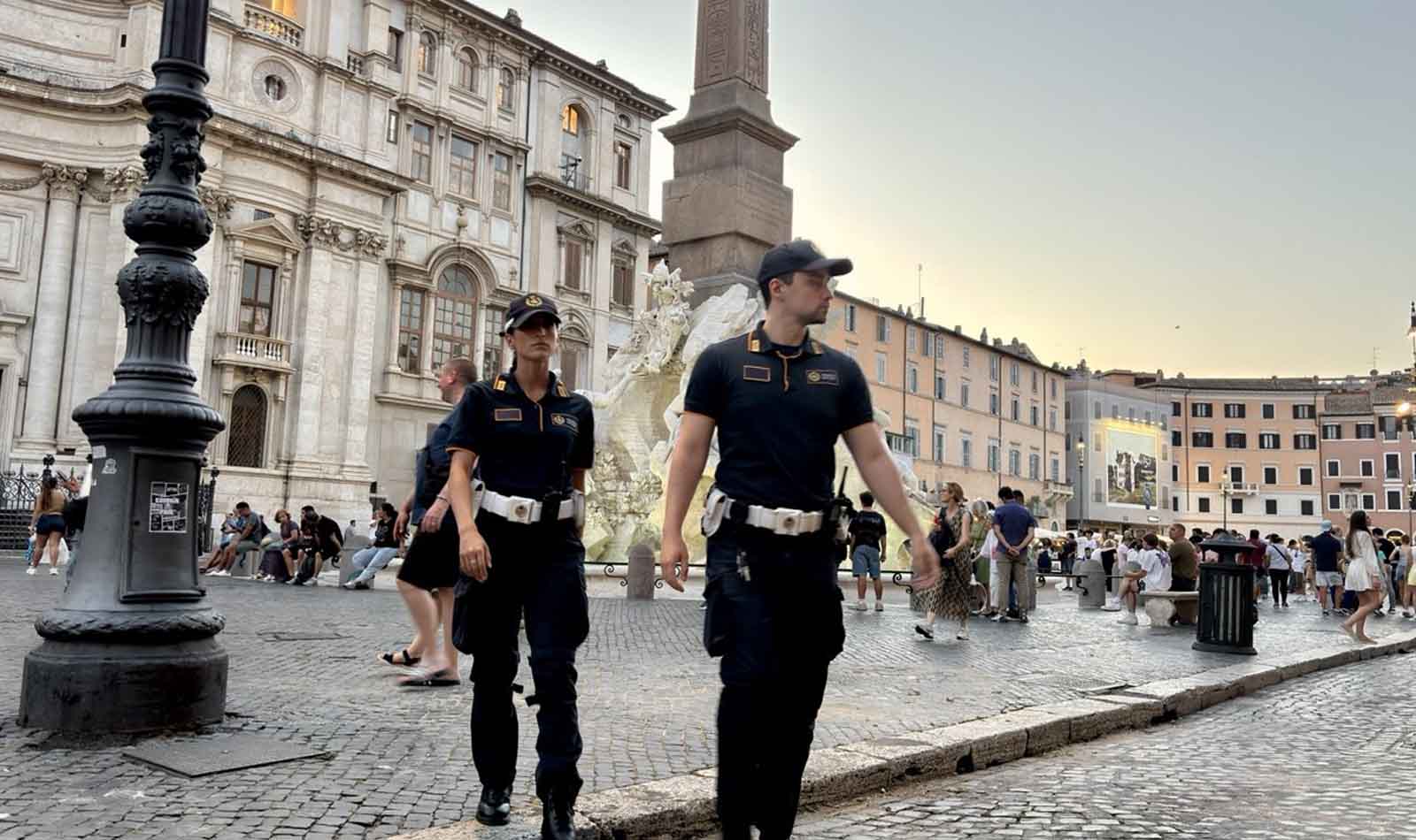 Roma, Polizia locale in piazza Navona