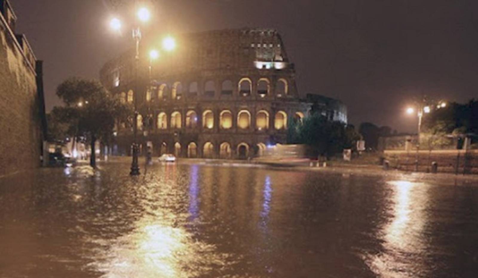Roma, l'area attorno al Colosseo allagata
