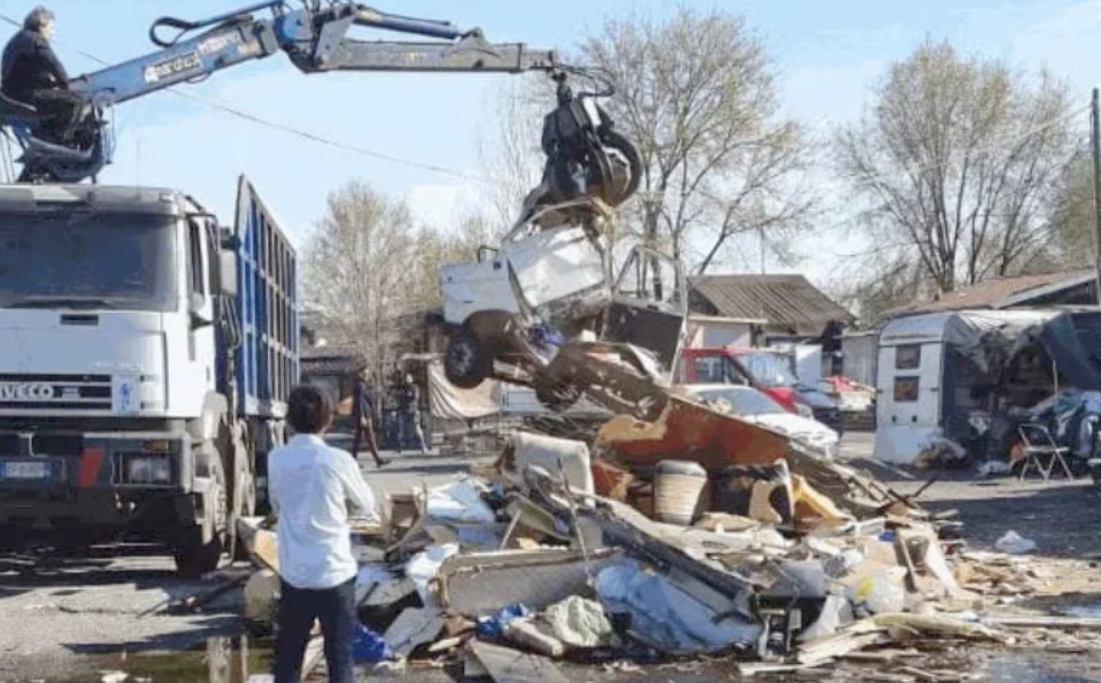 Roma, la demolizione di un campo rom