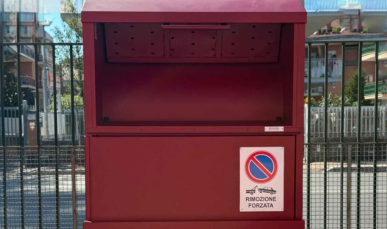 Roma, cassonetti amaranto AMA