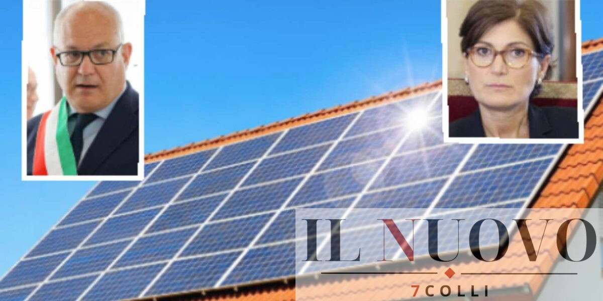 Roma, sullo sfondo un classico fotovoltaico, in primo piano il sindaco Gualtieri (commissario per il Giubileo) e la vice sindaco Scozzese, con delega al Bilancio