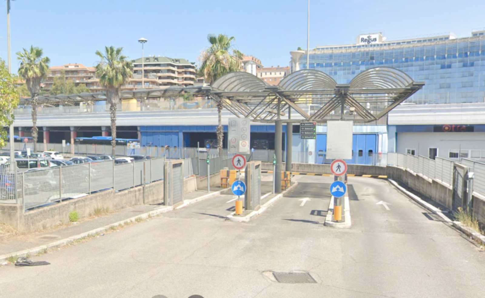 Roma, l'ingresso all'area di sosta Atac metro Laurentina, foto Google Maps