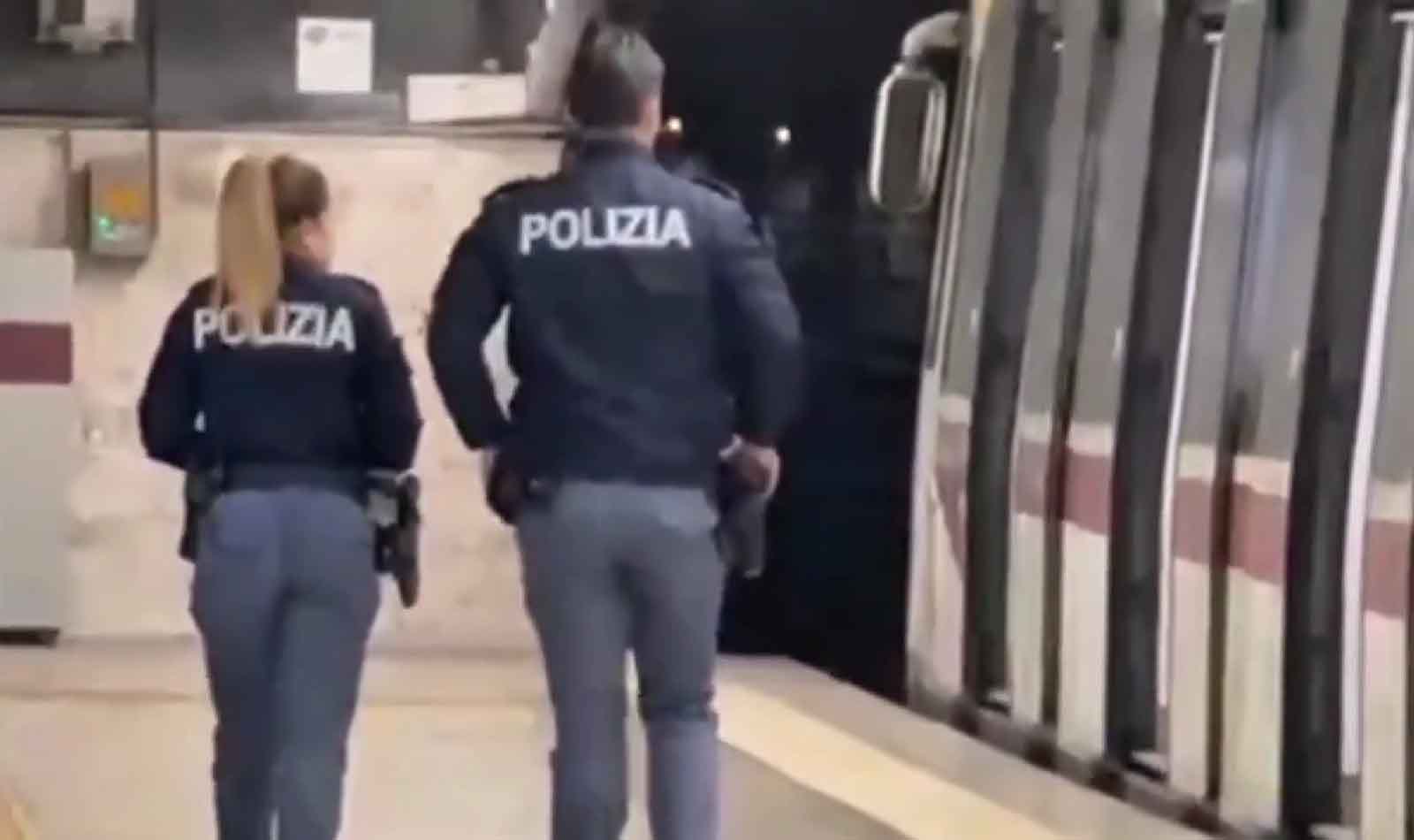 Roma, polizia in azione in metro