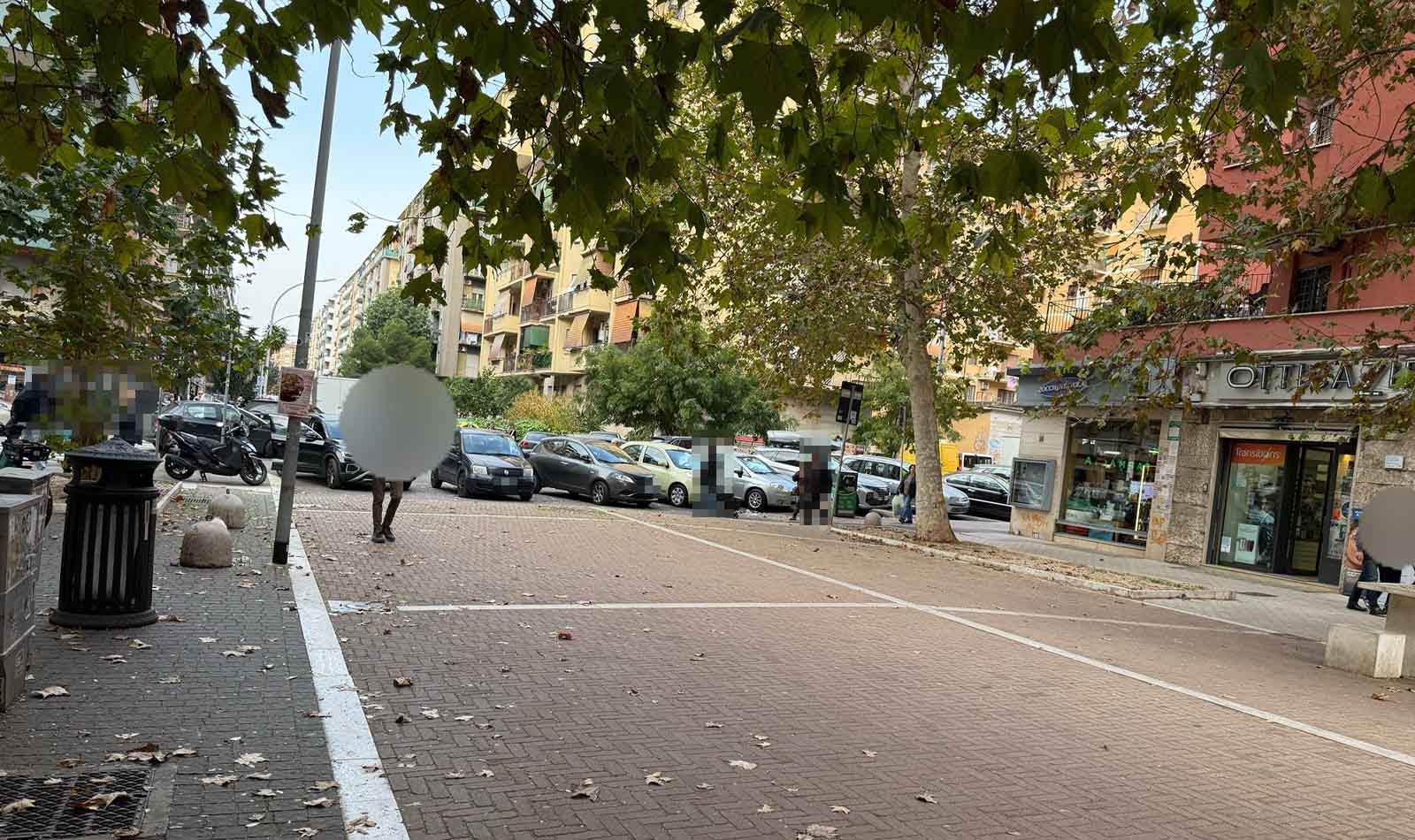 Roma, sosta selvaggia in via Flavio Stilicone