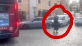 Roma, traffico in tilt al Celio, una suora in sneakers rosse ‘sostituisce’ i vigili e sblocca l’ingorgo