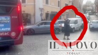 Roma, traffico in tilt al Celio, una suora in sneakers rosse ‘sostituisce’ i vigili e sblocca l’ingorgo