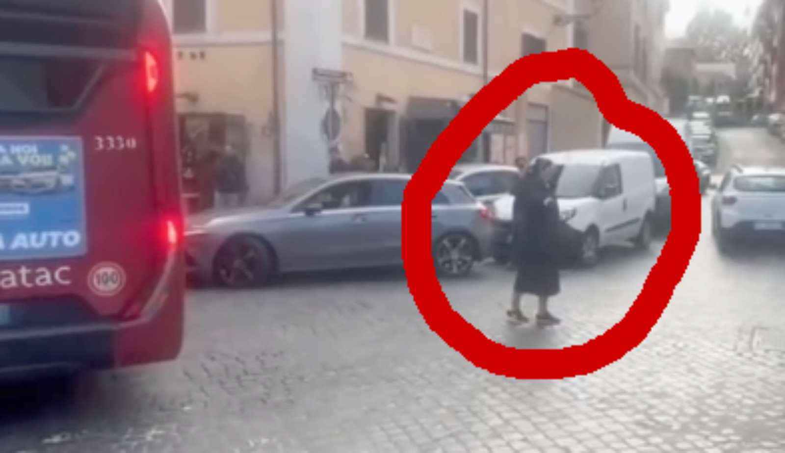 Roma, la suora in snakers rosse dirige il traffico, video ADNKronos