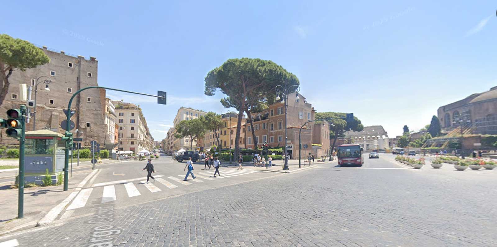 Roma, l'incrocio tra via dei Fori Imperiali e via Cavour, sullo sfondo piazza del Colosseo , foto Google Maps
