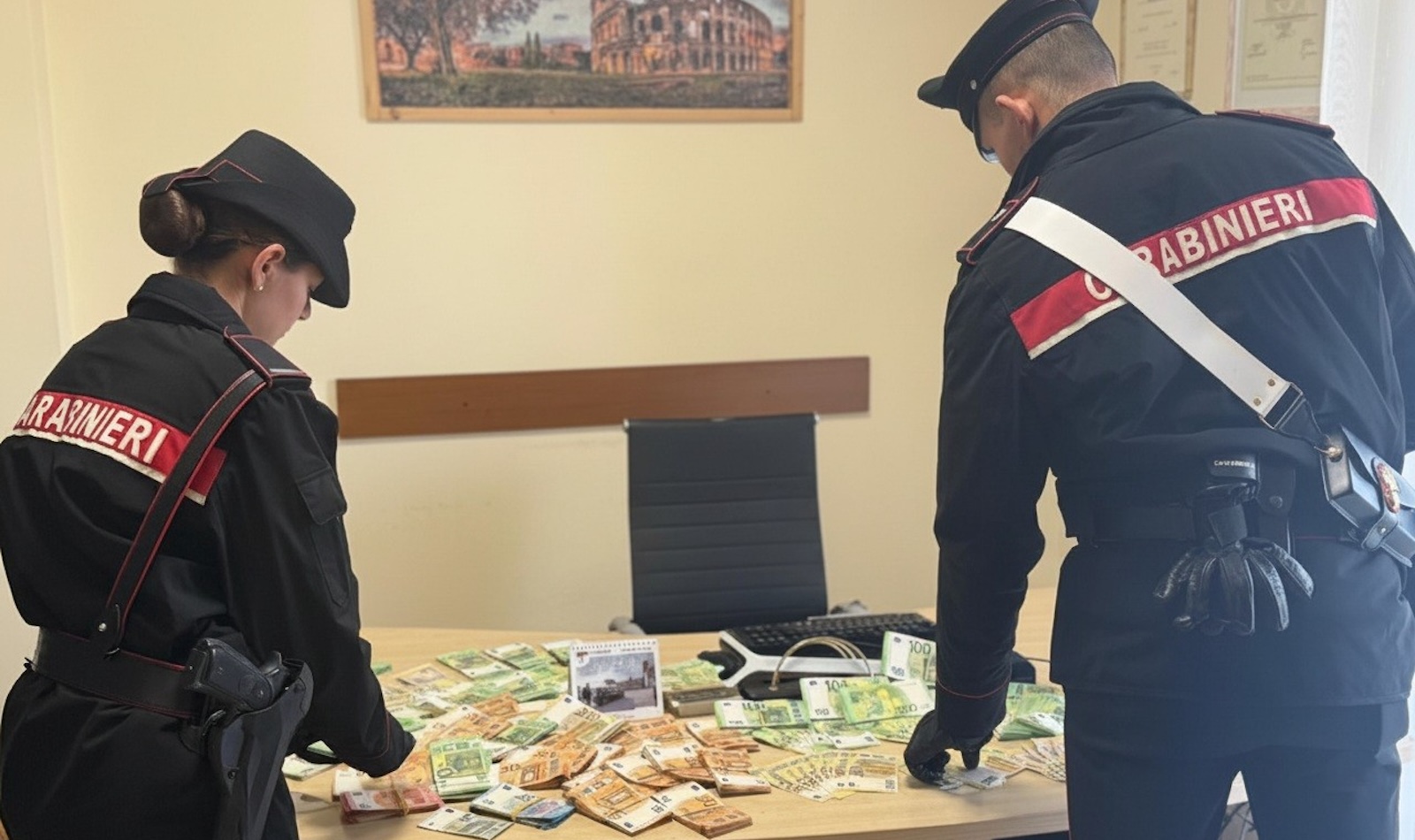 Il denaro sequestrato dai Carabinieri