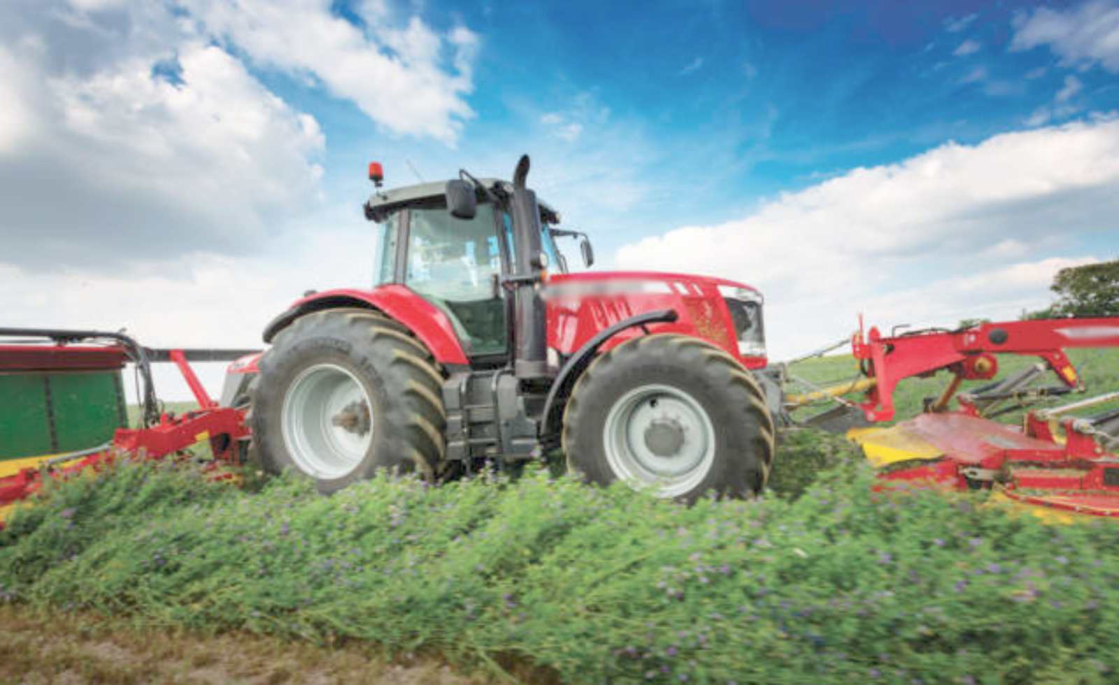 Trattore a lavoro a Fiumicino, tenuta regionale Palidoro