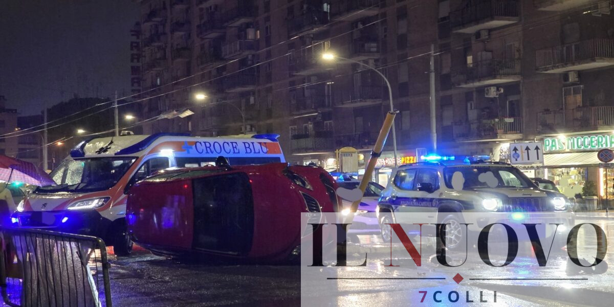 Veicolo ribaltato a Roma