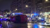 Roma, ennesimo veicolo ribaltato nel III Municipio: abbattuto un semaforo vicino la fermata del bus (FOTO)