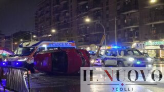 Roma, ennesimo veicolo ribaltato nel III Municipio: abbattuto un semaforo vicino la fermata del bus (FOTO)