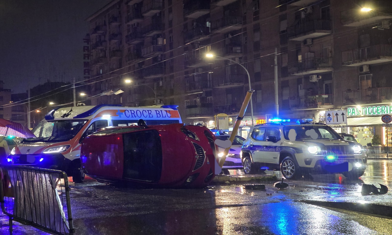 Veicolo ribaltato a Roma