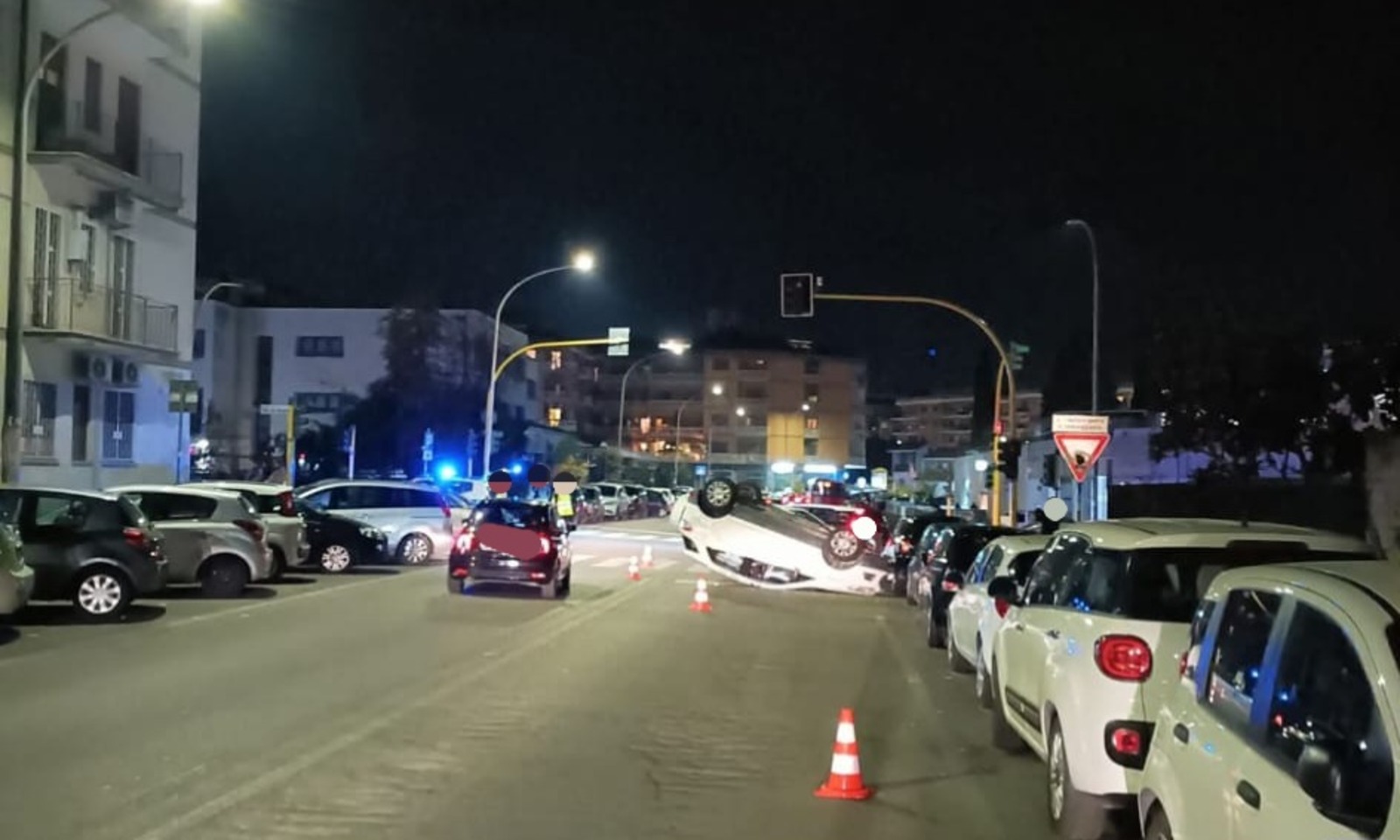 Veicolo ribaltato a Roma